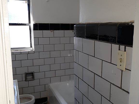 2nd image of 537 Seymour Ave