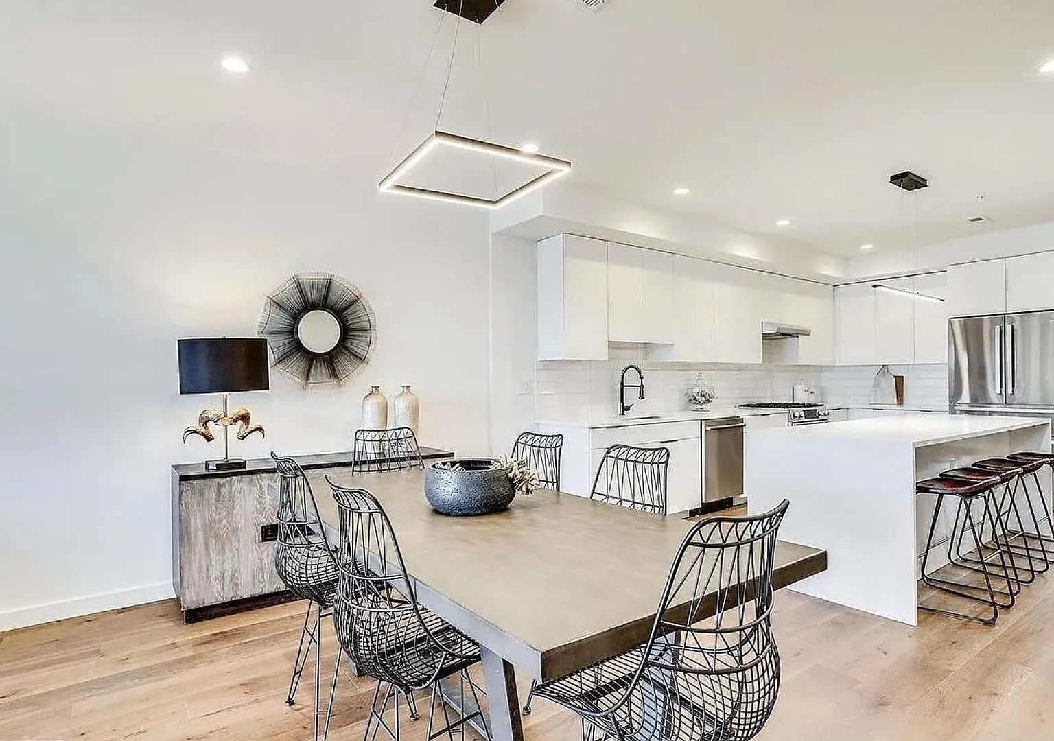 Luxury 3 Bed 3.5 Bath With Parking & Roof Deck — Photo 2