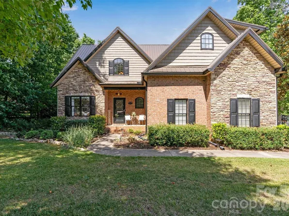 1915 Lynmore Dr, Sherrills Ford, NC 28673