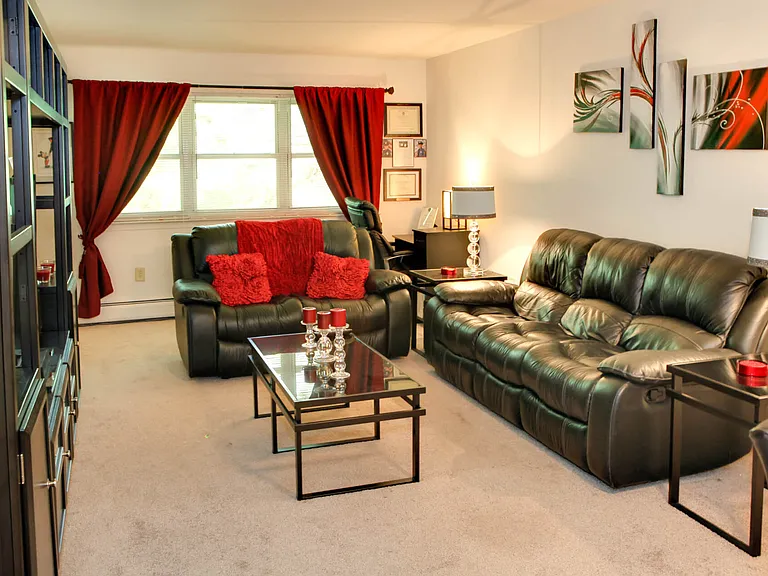 Park Apartments — Photo 2