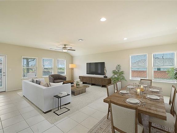 5th image of 217 Gray Wolf Dr
