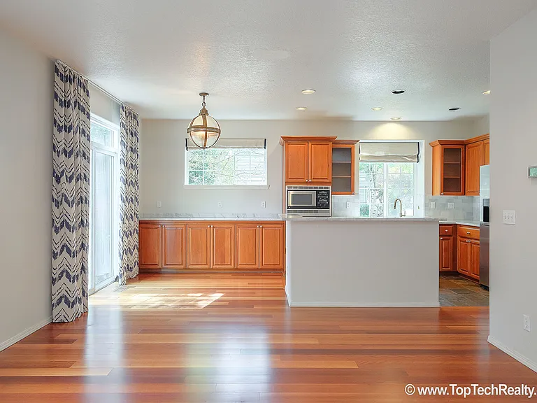 504 NE Caden Ave — Photo 8