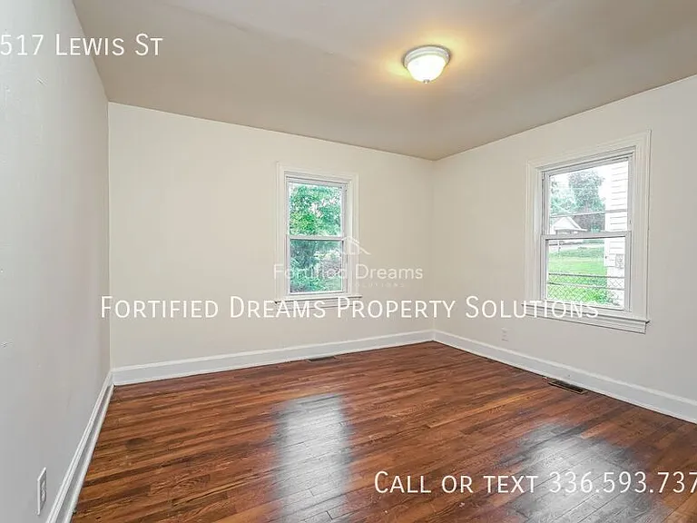 2517 Lewis St — Photo 9