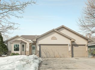 4712 Heather Ridge Rd N, Oakdale, MN 55128