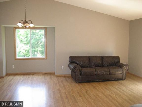 5th image of 921 Meadow Pl