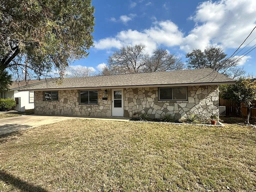 3 bed, 2.0 bath, 1296 sqft, $2,000 — Photo 1