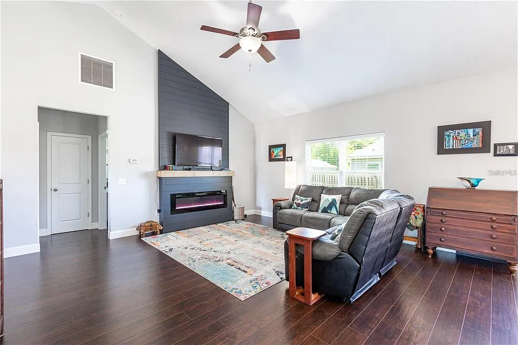 3 bed, 2.0 bath, 1478 sqft, $2,550 — Photo 3