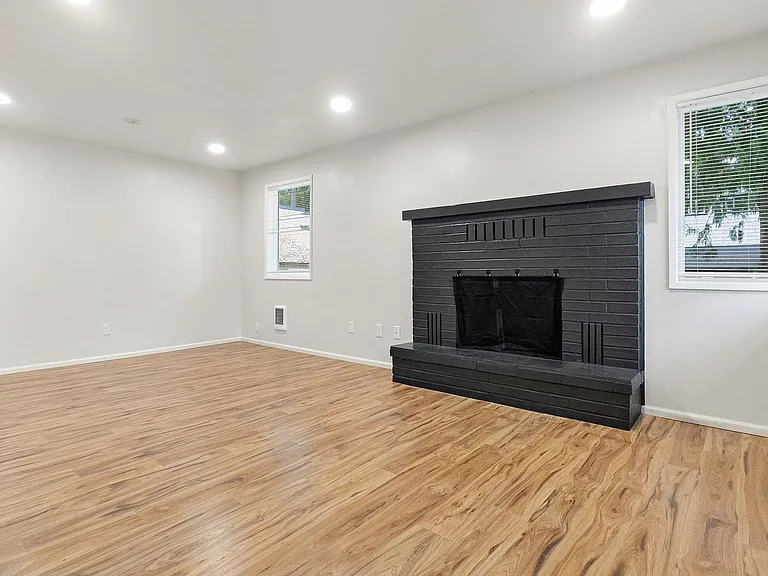 2524 NE 130th St — Photo 5