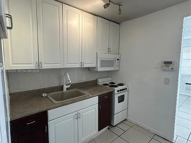 1045 N Andrews Ave #3 — Photo 4