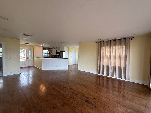 5th image of 1941 Bayview Dr