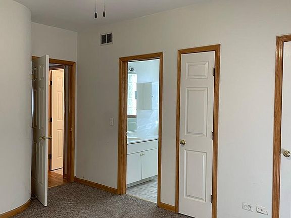 4th image of 1538 N Claremont Ave #1