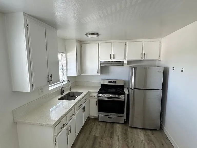 2226 Lewis Ave — Photo 4