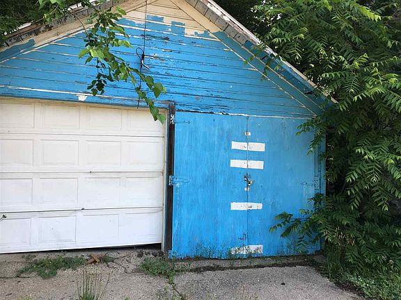 3rd image of 704 N Winnebago St