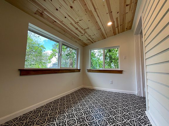 Bonus sunroom, office space, or breakfast room