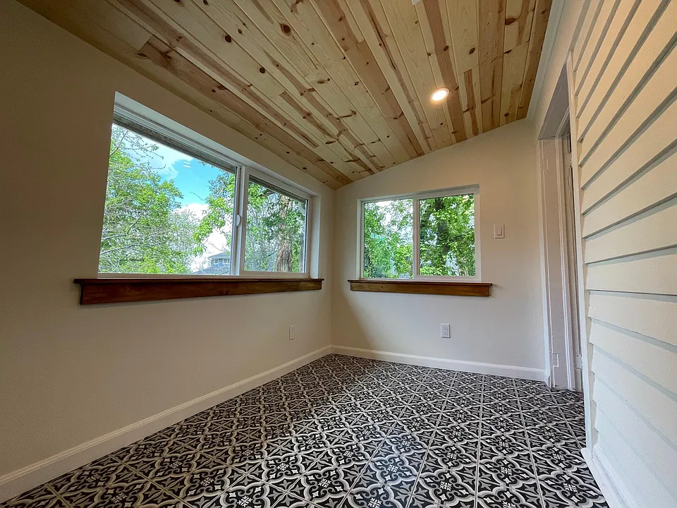 Bonus sunroom, office space, or breakfast room
