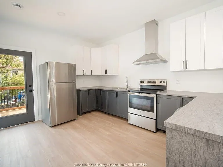 1210 Laurendeau Ave — Photo 2