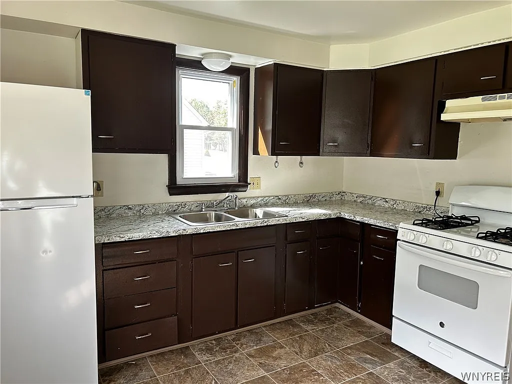 3 bed, 1.5 bath, 1487 sqft, $2,300 — Photo 2