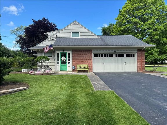 3rd image of 161 Danbury Cir S