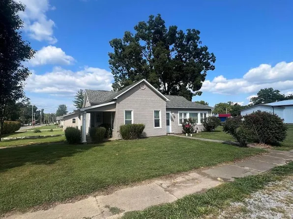 402 N Maple St, Benton, IL 62812
