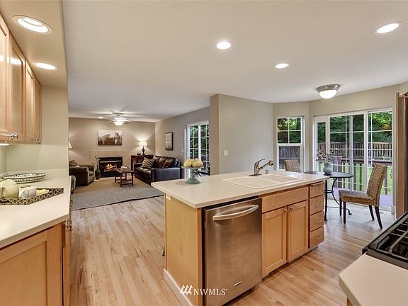 5th image of 693 Klickitat Place NE