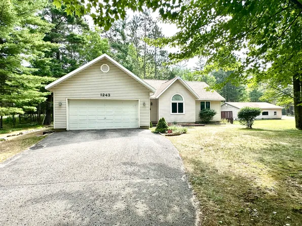 1243 Euclid Ave, Grayling, MI 49738