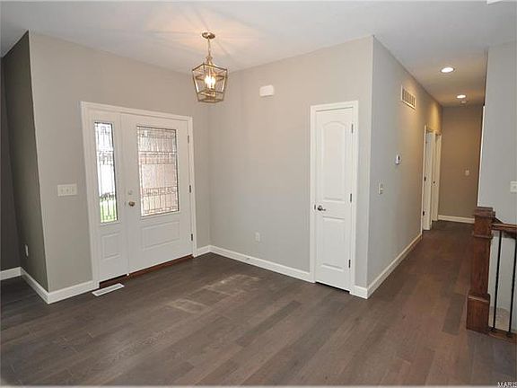 3rd image of 27 Fieldcrest Dr