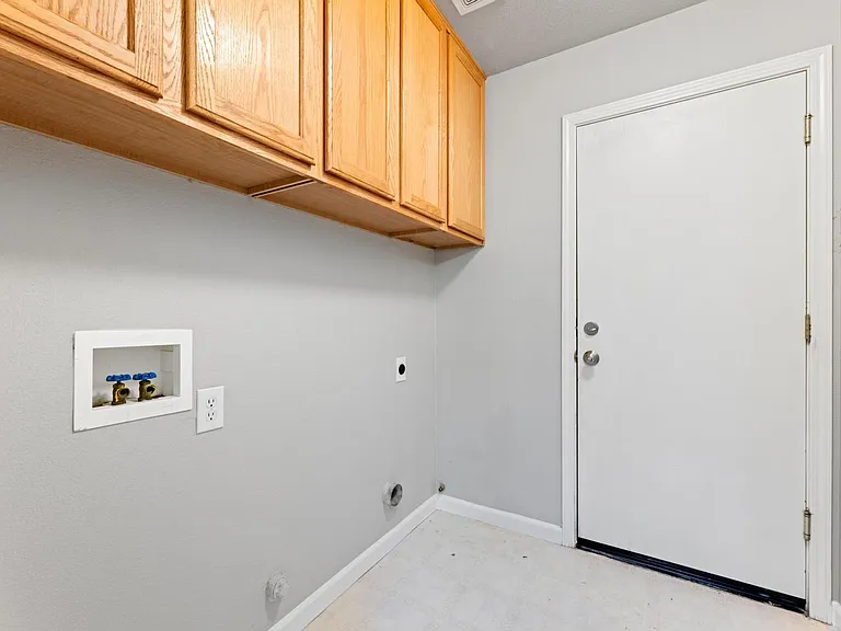 4866 Canfield Cir — Photo 11