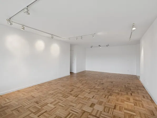 166-25 Powell Cove Boulevard image 11 of 37