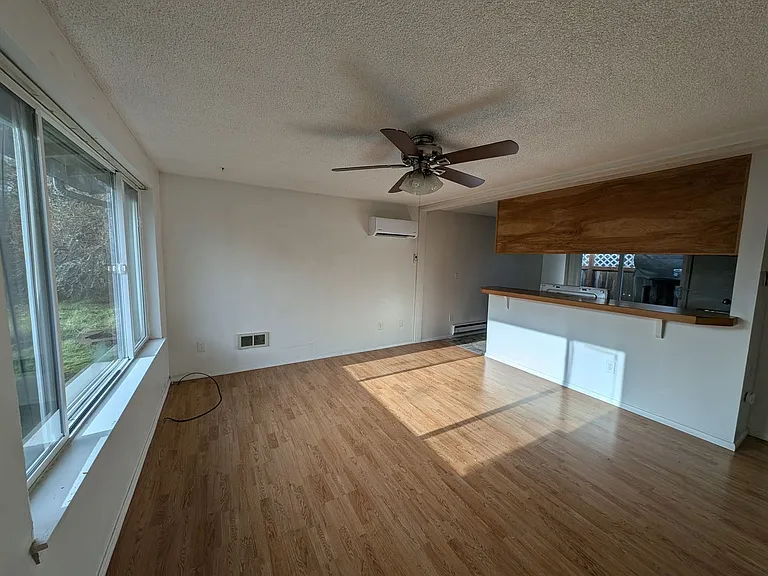 911 SW Pt Brown Ave — Photo 2