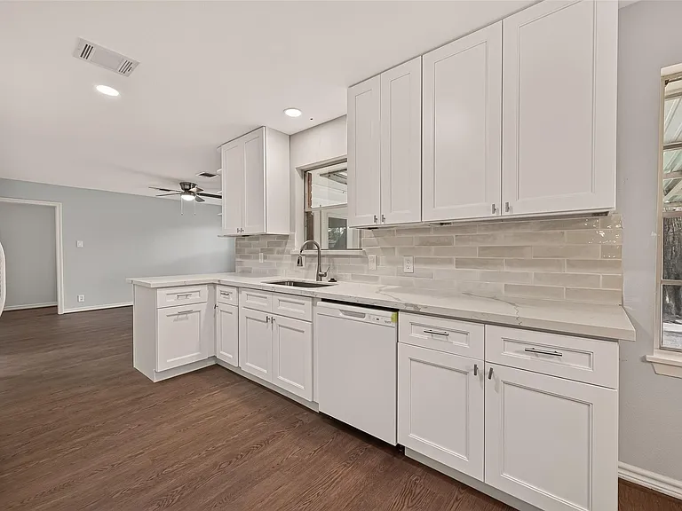 6727 Grovewood Ln — Photo 12