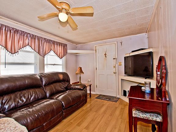 2nd image of 819 Elder St