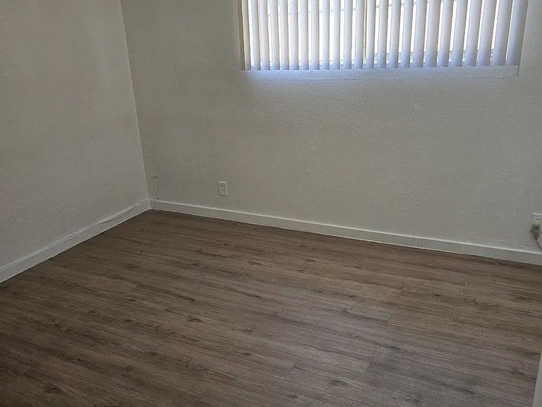 2546 Traction Ave #7 — Photo 4