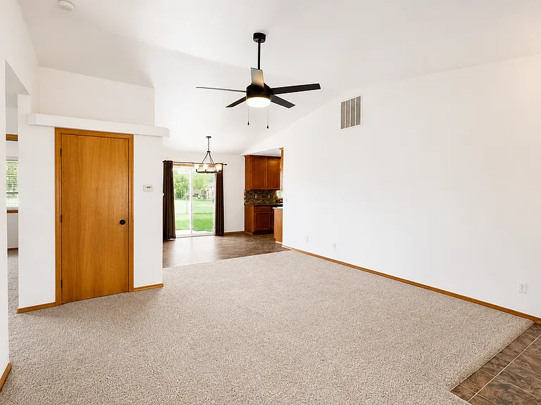 1110 E Singing Hills Dr — Photo 5