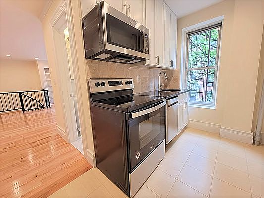 4th image of 410 W 44th St #2A