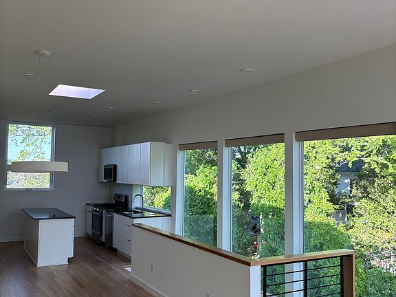 4th image of 608 N Mangum St #6