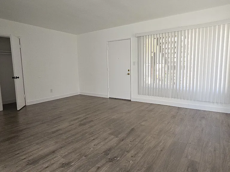 6333 Coldwater Canyon Ave #6 — Photo 2