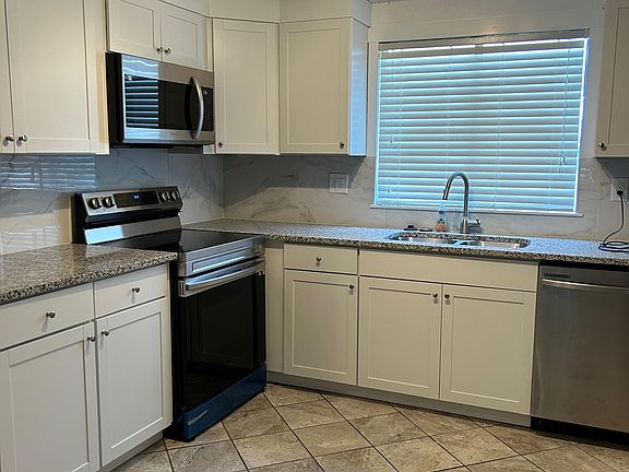 3rd image of 719 Watersedge St