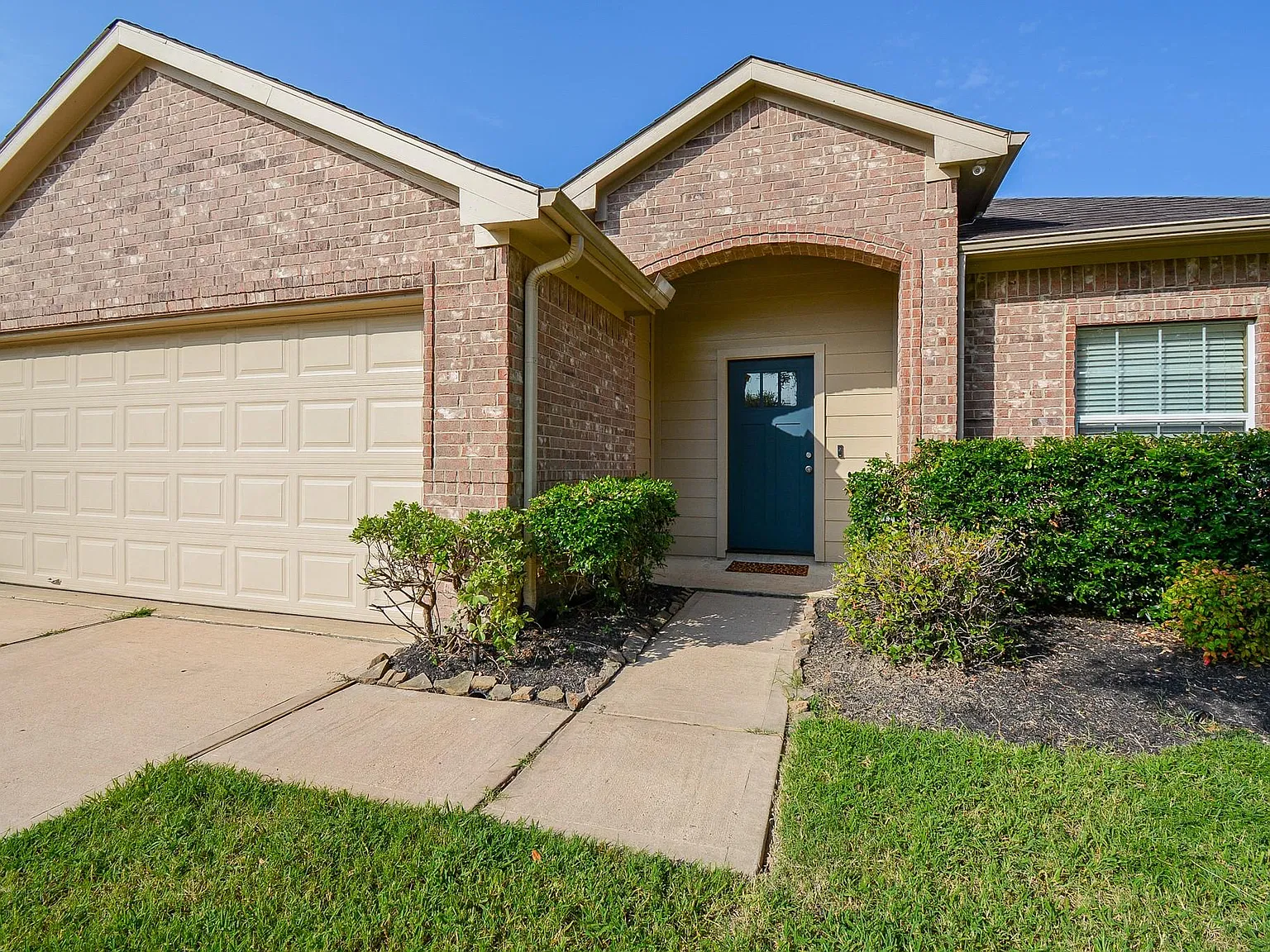 3 bed, 2.0 bath, 1652 sqft, $2,400 — Photo 2