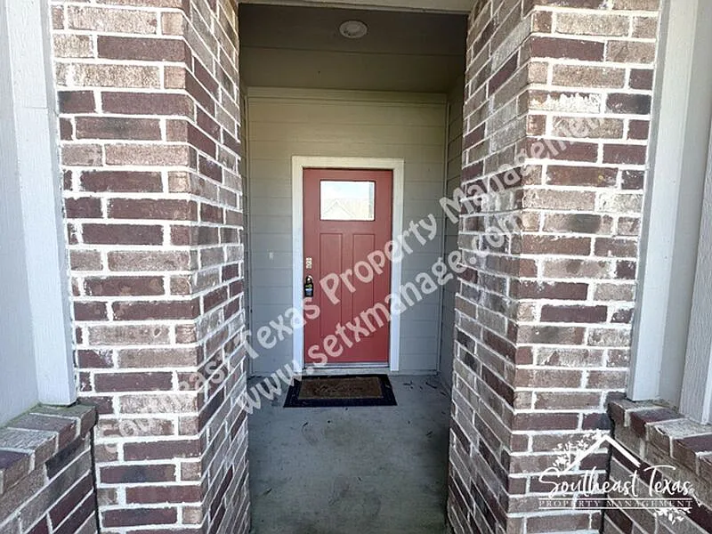 4 bed, 3.0 bath, 2161 sqft, $2,350 — Photo 2