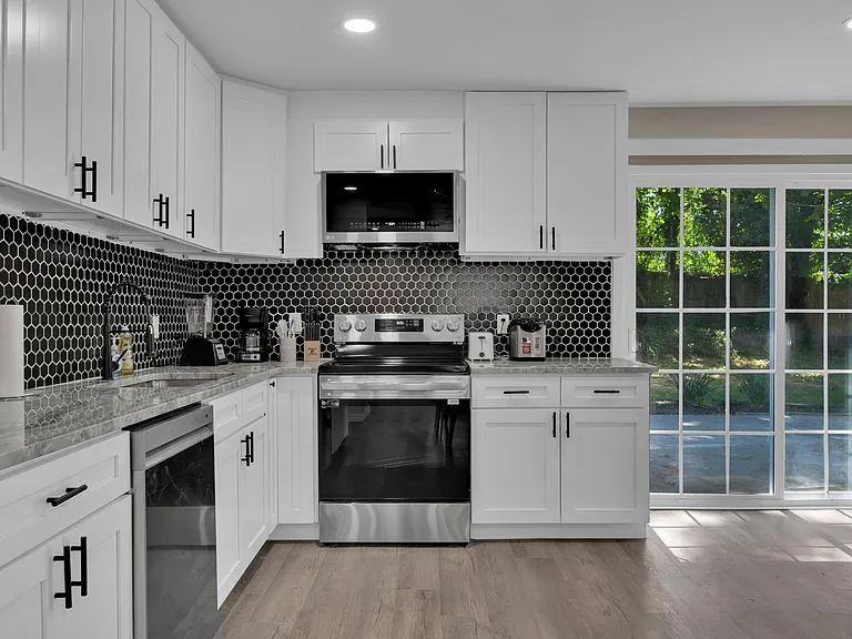 18 Montrose Dr — Photo 3