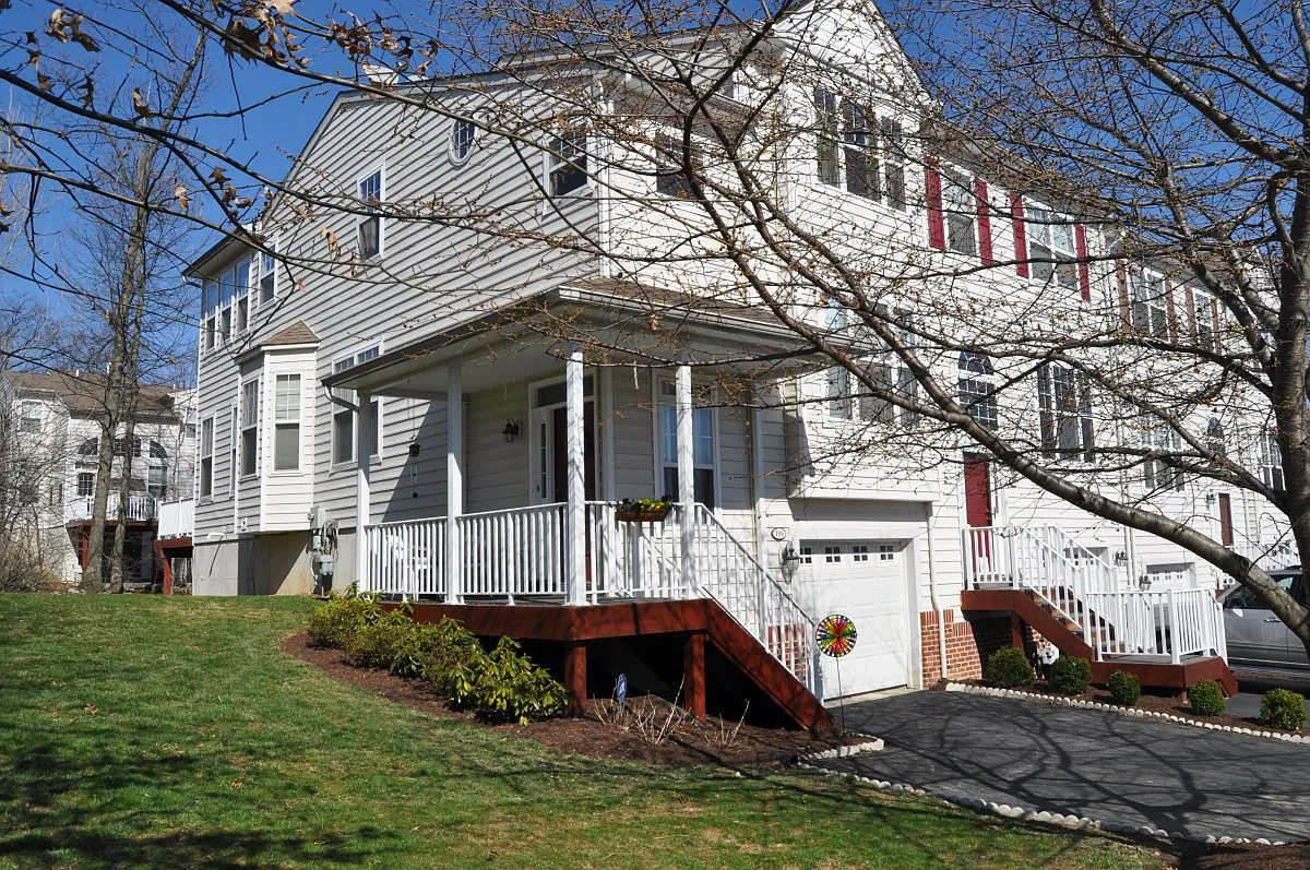 3 bed, 2.5 bath, 2720 sqft, $3,300 — Photo 1