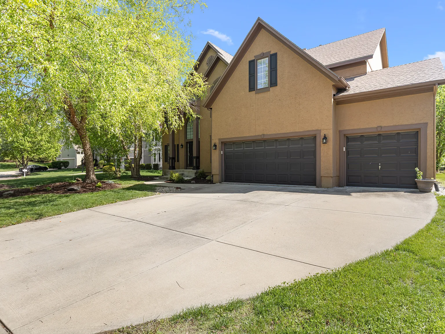 4 bed, 4672 sqft, $4,500 — Photo 2
