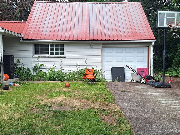 3rd image of 315 SE Lilly Ave