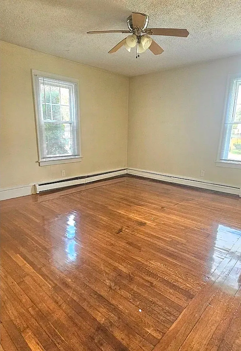 Spacious 1st fl 2 bdrm Unit - Quiet Area — Photo 3