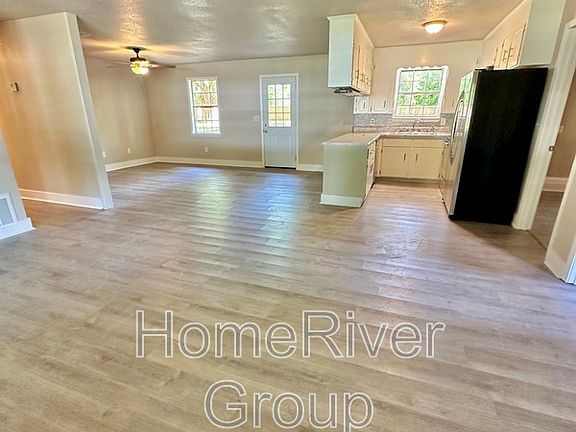 3rd image of 1563 Pine Lane Dr