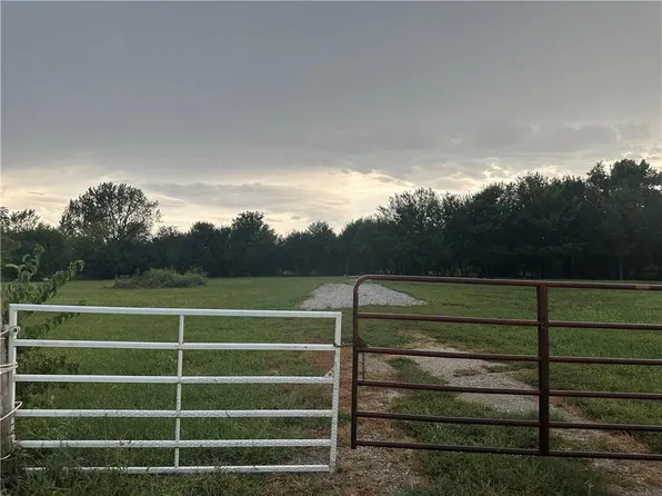 9 W 255th St, Louisburg, KS 66053