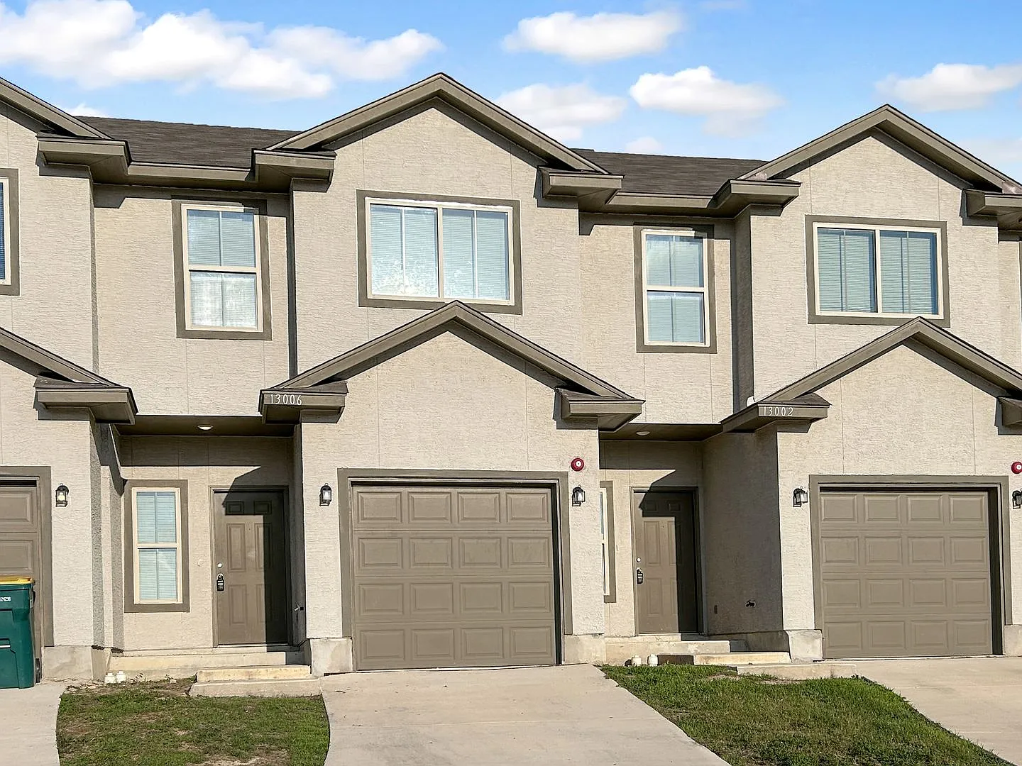 Charming 3 Bedroom Townhome Near I-35 & Randolph AFB — Photo 1