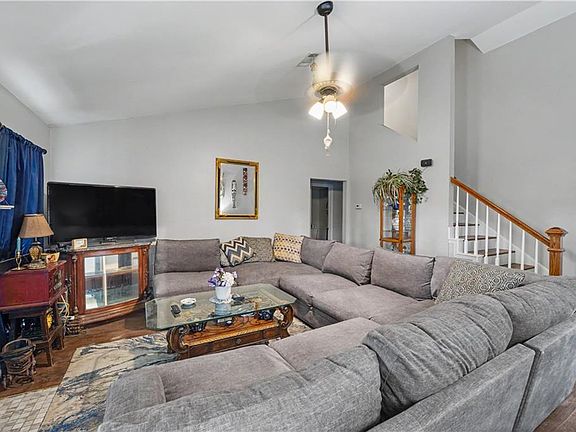 3rd image of 109 Saint Thomas Way