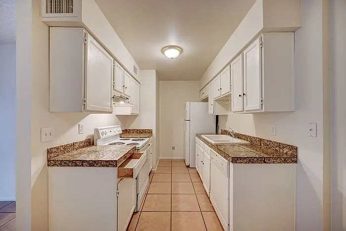 5736 N 68th Dr — Photo 5