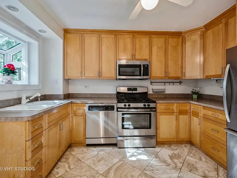 2338 Prairie Ave — Photo 4